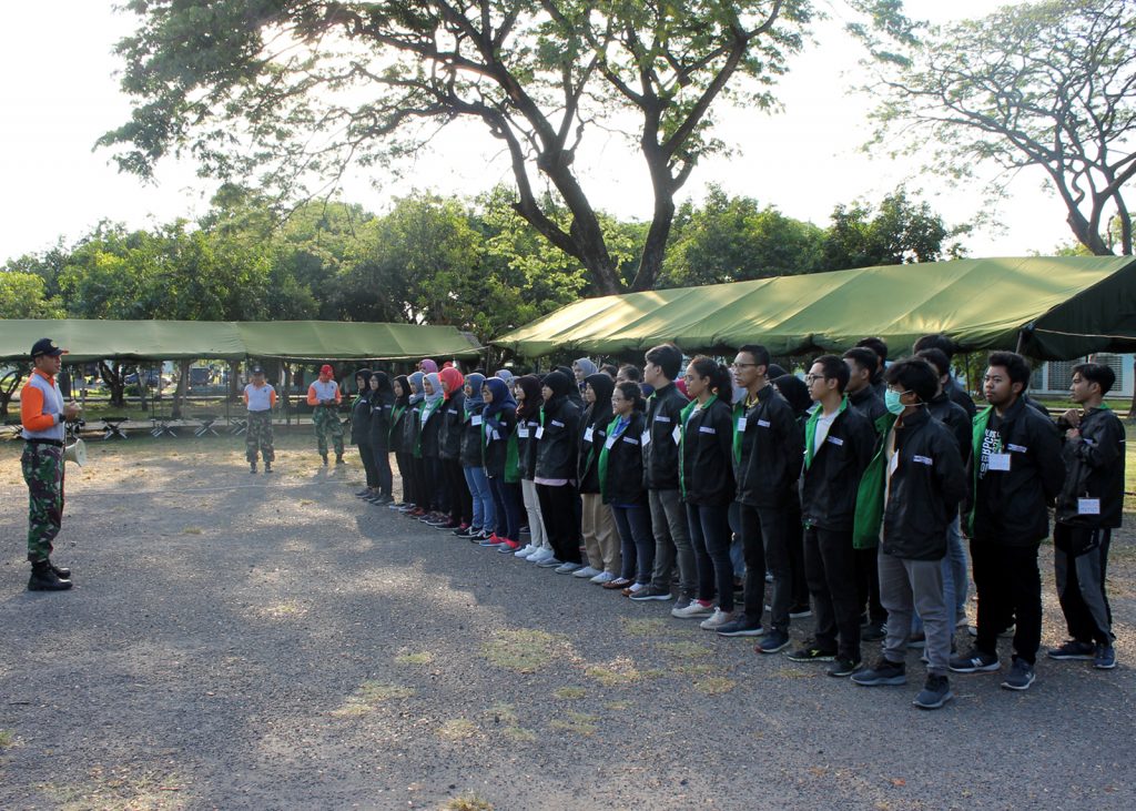 MAHASISWA Teknik Lingkungan UNAIR saat datang ke Tempat Leadership Training TNI AU Juanda Surabaya. (Foto: Istimewa)