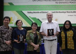YULIATI Umrah (paling kanan) bersama Direktur Kindermissienwerk Vatikan menggelar seminar tentang peran perguruan tinggi dalam mendukung kebijakan perlindungan anak di Indonesia, Jumat (27/7). (Foto: Nuri Hermawan)