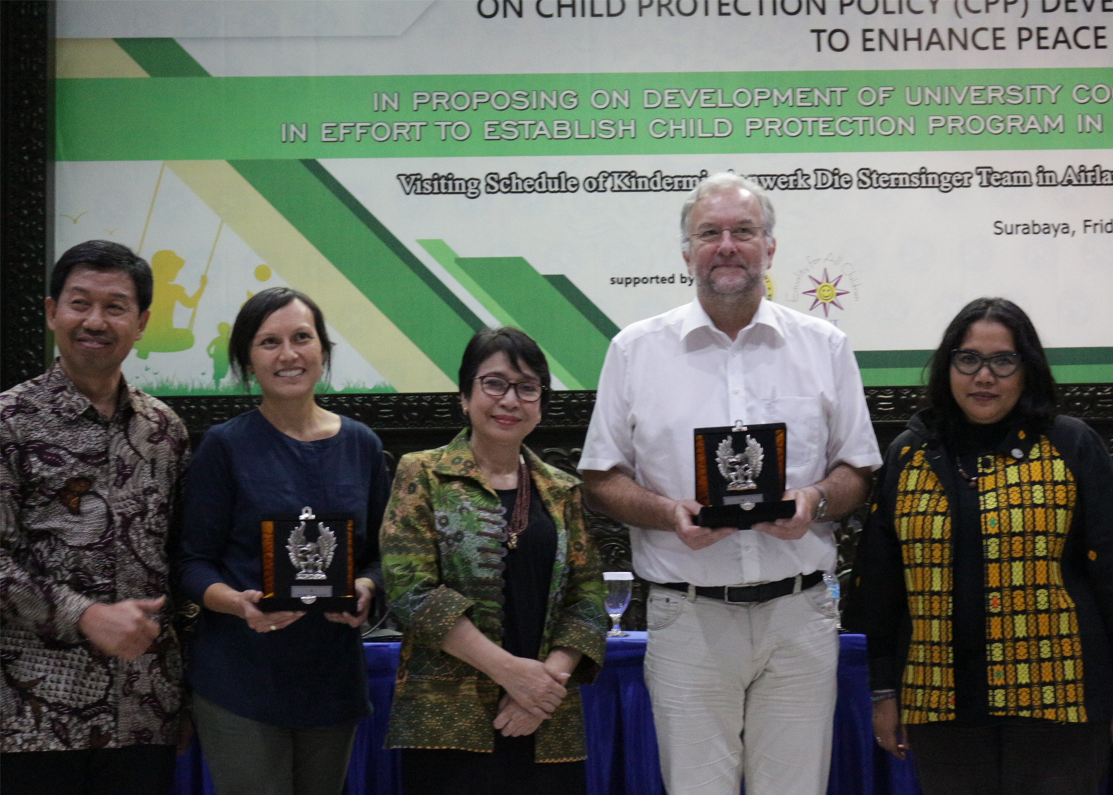 YULIATI Umrah (paling kanan) bersama Direktur Kindermissienwerk Vatikan menggelar seminar tentang peran perguruan tinggi dalam mendukung kebijakan perlindungan anak di Indonesia, Jumat (27/7). (Foto: Nuri Hermawan)