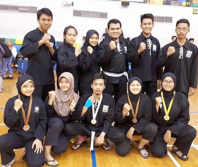 KONTINGEN UKM PSHT Universitas Airlangga seusai meraih empat medali dalam Singapore Open 2018. (Foto: Istimewa)