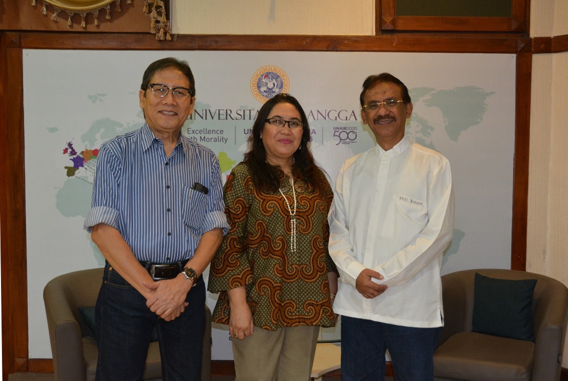 DARI kiri, Prof. Dr. H. Soegeng Wahluyo, drg., m.Kes., Sp. KGA (K); Prof. Dr. Chiquita Prahasanti Sulistiowati, drg., Sp., Perio (K); dan Prof. Dr. Basuki, M.Com (Hons)., Ph.D., Ak., CA., CMA., yang bakal dikukuhkan menjadi guru besar pada Sabtu (28/7). (Foto: Feri Fenoria Rifa’i)