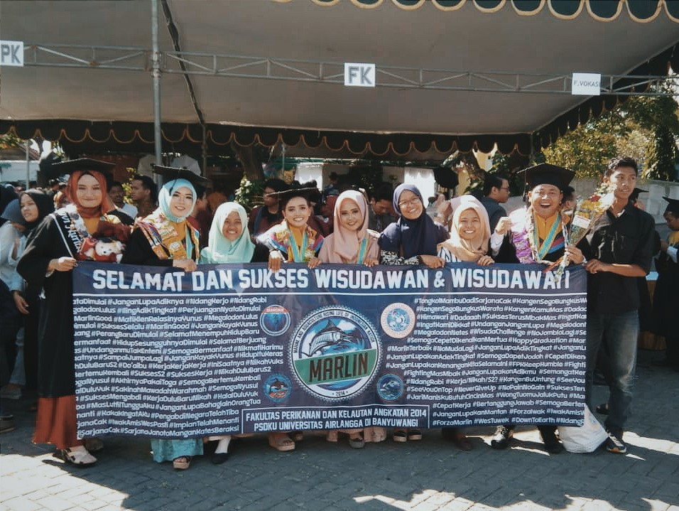 EMPAT wisudawan dan sejumlah mahasiswa UNAIR Banyuwangi merayakan pelantikan perdana Program Studi di Luar Kampus Utama (PSDKU) di Surabaya pada Ahad (1/7). (Foto: Istimewa)