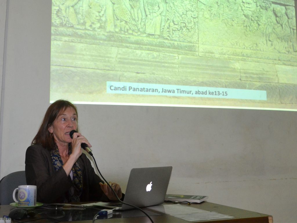 PENELITI arkeologi dari Jerman Dr. Lidya Kieven memberikan paparan tentang tradisi Panji yang terdapa pada relief Candi Penataran. (Foto: Il Fariz Ilham Rosyidi)