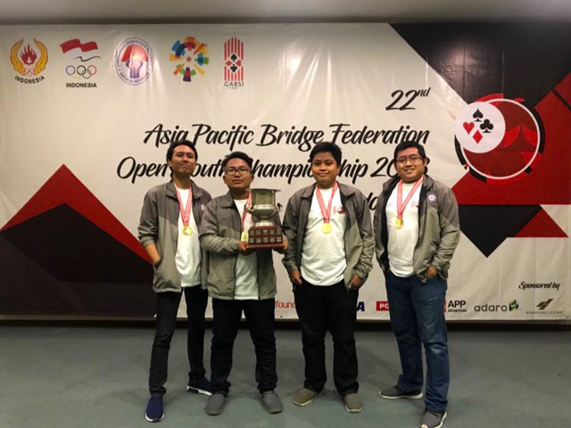 DELEGASI UKM Bridge UNAIR ketika mendapatkan juara 1 di Asia Pacific Bridge Federation Open Youth Championship 2018’ kategori Yunior U-26. (Dok. Pribadi)