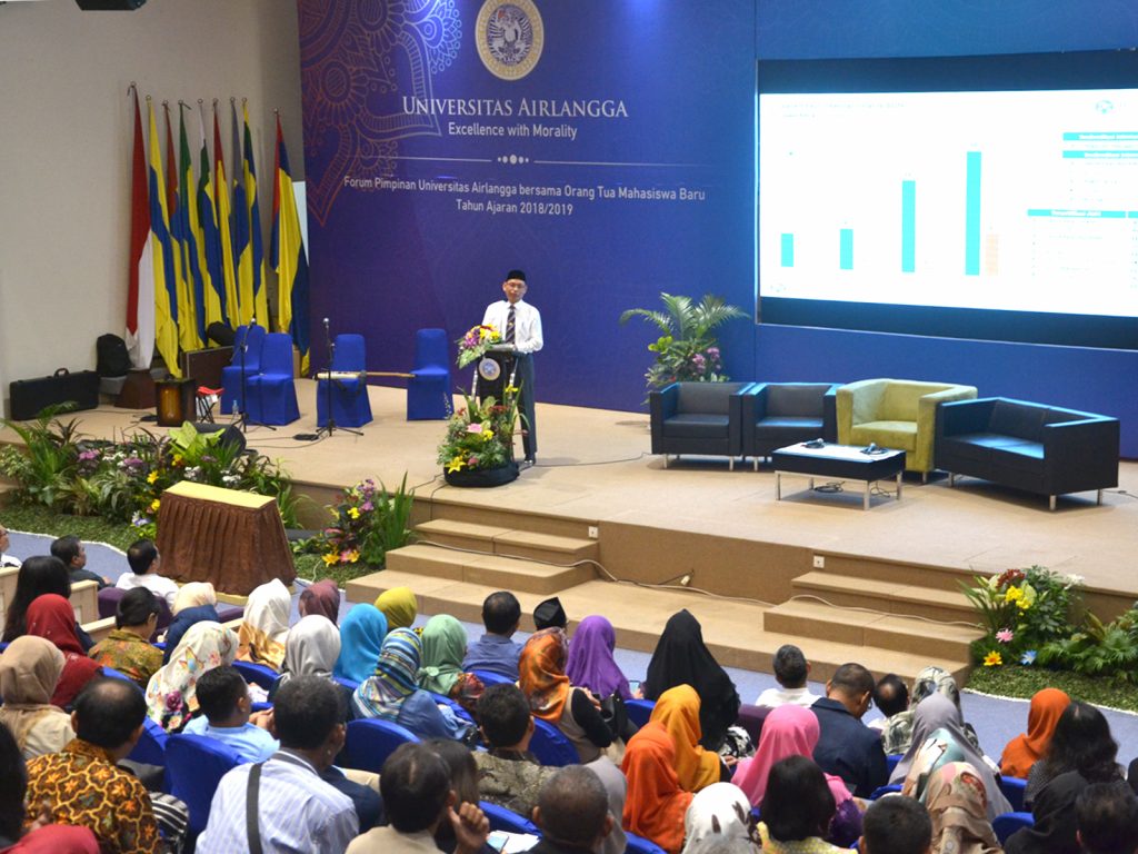 REKTOR Universitas Airlangga saat memberikan paparan bertemu denganpara orang tua mahasiswa baru 2018. (Foto: Feri Fenoria Rifa'i)