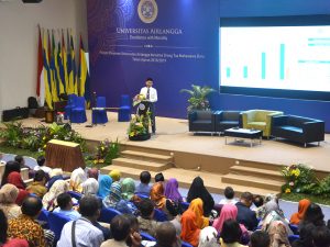 REKTOR Universitas Airlangga saat memberikan paparan bertemu denganpara orang tua mahasiswa baru 2018. (Foto: Feri Fenoria Rifa'i)