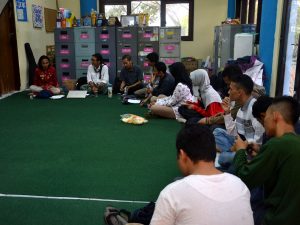 SUASANA diskusi kebangsaan oleh Badan Eksekutif Mahasiswa (BEM) Fakultas Ilmu Buday (FIB) Universitas Airlangga di Sekretariat BEM KM Pada Rabu (1/8). (Foto: Fariz Ilham Rosyidi )