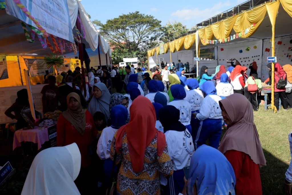 SUASANA keramaian stan-stan desa dalam Kabat Fair Festival. (Foto: Tim Pubdekdok Kabat Fair Festival)
