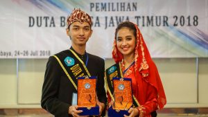 ALFYAN Wahyu Ramandhan (putra), mahasiswa Fakutas Hukum (FH) Univeritas Airlangga, bersama Cherissa Wahyu Pramais (putri) dari Universitas Brawijaya dinobatkan sebagai pemenang utama Duta Bahasa Jawa Timur 2018. (Foto: Istimewa)