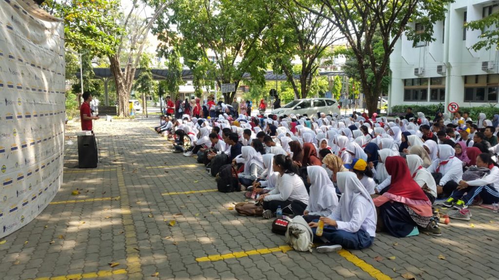 MAHASISWA baru menghadiri Meet Up Bidik Misi 2018 yang diselenggarakan AUBMO. (Foto: Istimewa)