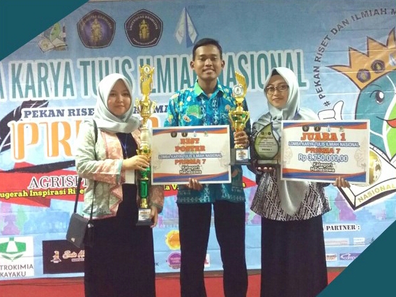 DARI kiri, Indria Dwi Saraswati, Muhammad Wahyu Syafi’ul Mubarok, dan Prisma Andita Pebriani raih juara I karya tulis dan best poster dalam Pekan Riset Ilmiah Mahasiswa (PRISMA) di Universitas Brawijaya. (Foto: Istimewa)
