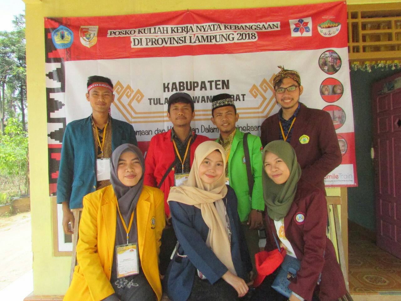 Widy (tengah) bersama tim Kuliah Kerja Nyata (KKN) Kebangsaan di Lampung. (Foto: Istimewa)