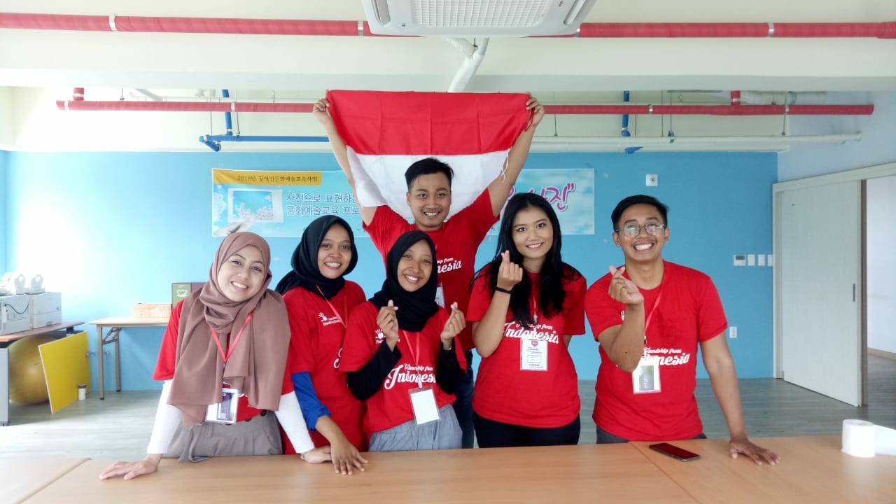 CITI (dua dari kanan), Siti (tiga dari kanan) dan Ichwan (bawa bendera) seusai melakukan kegiatan volunteering di Jeju Care House. (Foto: Istimewa)
