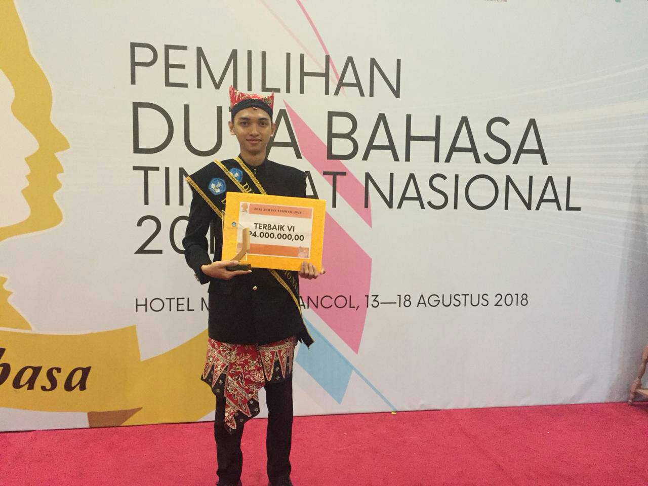 ALFYAN Wahyu Ramadhan, mahasiswa Fakutas Hukum (FH) Univeritas Airlangga, berhasil menjadi yang terbaik VI dalam pemilihan Duta Bahasa Nasional 2018 pada Senin–Kamis (13–18/8) di Jakarta. (Foto: Istimewa)