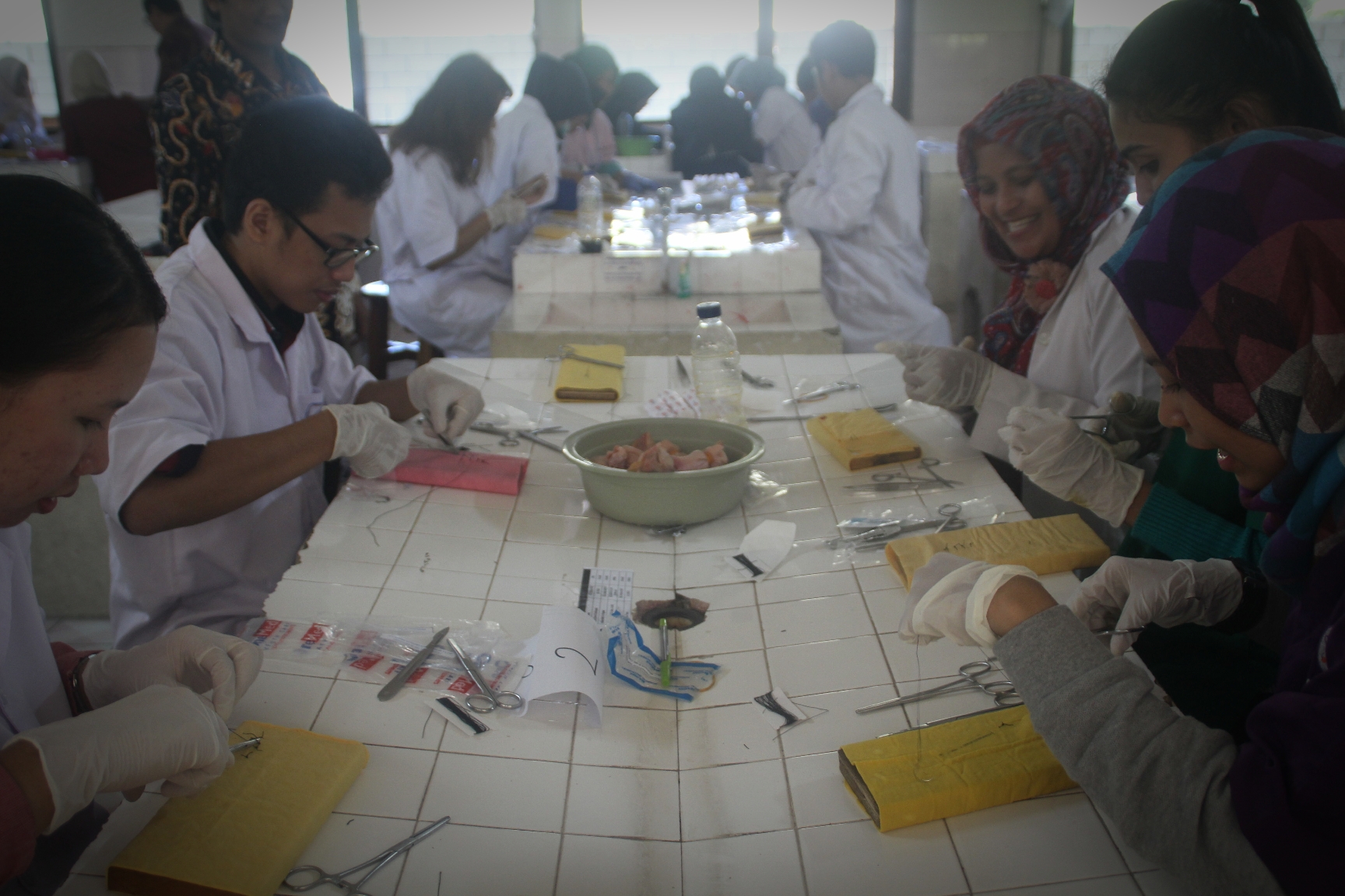 PESERTA tampak antusisas dalam pemaparan teknik menjahit kulit ayam dalam workshop bertema “Surgery Assistensi”. (Foto: Istimewa)