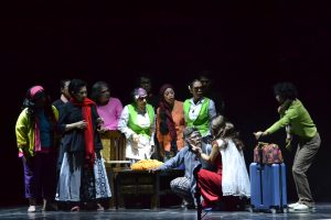 SALAH satu adegan istri saat mencari Prof. Koh yang pergi ke Indonesia dalam penampilan Teater Mandiri besutan Putu Wijaya di Balai Budaya Surabaya Kamis malam (23/8). (Foto: Feri Fenoria Rifa’i)