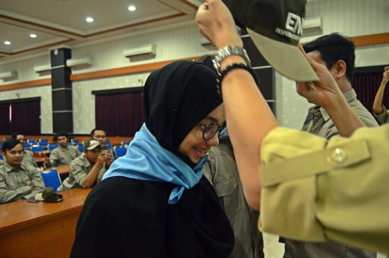 PENYEMATAN atribut dari perwakilan Kementerian Koordinator Bidang Kemaritiman kepada salah seorang delegasi Ekspedisi Nusantara Jaya (ENJ) Universitas Airlangga 2018. (Foto: Istimewa)