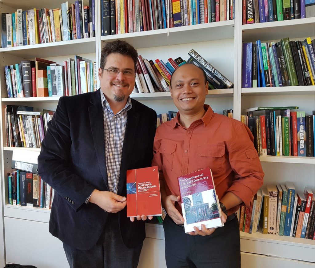 IMAN Prihandono, Ph.D (kanan) bersama dengan Professor Simon Butt. (Foto: Istimewa)