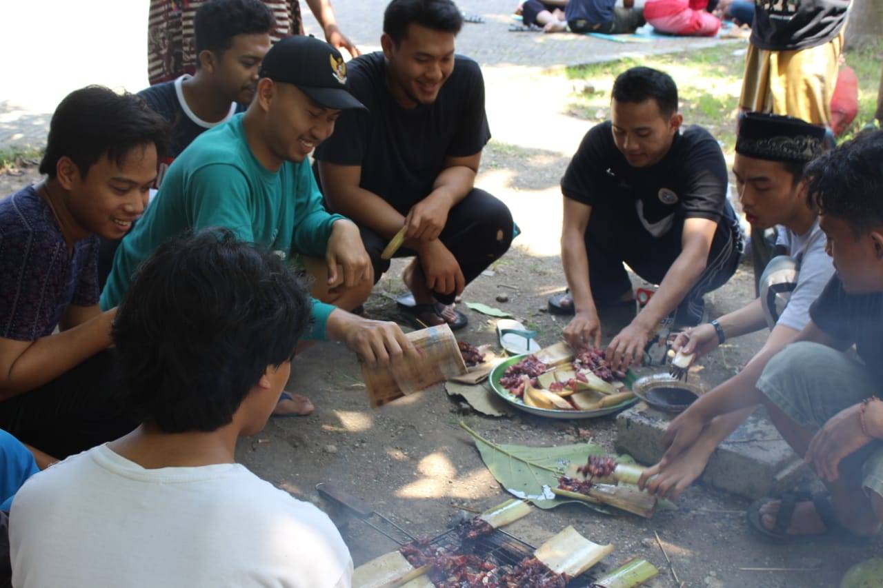 MAHASISWA dan civitas akademika UNAIR Banyuwangi bareng-bareng membakar Sate, Rabu (22/8. (Foto: Dokumentasi Panitia)