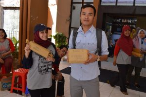 IHSAN Idrees (jibab merah maroon, bertopi) mahasiswa S2 Hubungan Internasional FISIP UNAIR asal Palestina meraih juara I lomba tempeh dalam rangka peringatan Hari Ulang Tahun Kemerdekaan Ke-73 RI yang diadakan di Pusat Bahasa UNAIR. (Foto: Istimewa)