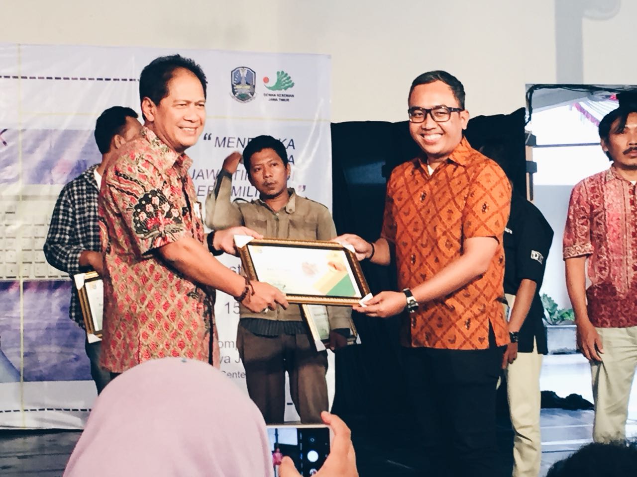 BRAMANTIO (berbaju batik coklat) menerima penghargaan Juara I Kritikus Sastra Festival Dewan Kesenian Jawa Timur di Pendopo Cak Durasim Surabaya. (Foto: Istimewa)