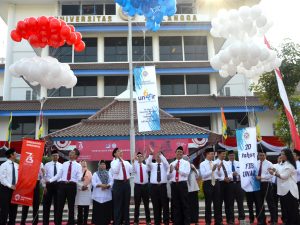 lLOGO peringatan Diesnatalis Ke-64 UNAIR diresmikan Rektor UNAIR beserta jajaran pimpinan. (Foto: Feri Fenoria Rifa'i)