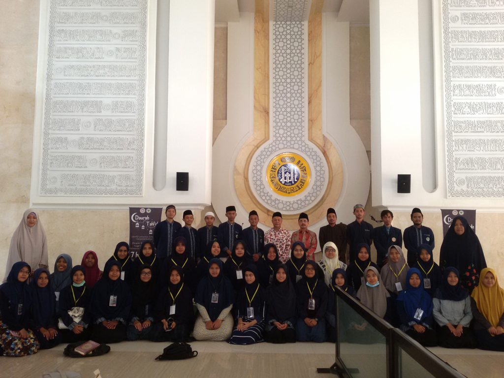 PESERTA Dauroh Tahfidz berfoto bersama Direktur Kemahasiswaan UNAIR Dr. M. Hadi Subhan, SH., MH., CN., Pembina UKMTQ, dan panitia. (Foto: Istimewa)