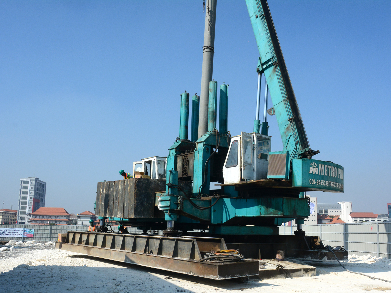 PENANCAPAN tiang pancang pertama pembangunan domitory (asrama) mahasiswa UNAIR yang baru. (Foto: Feri Fenoria Rifa'i)