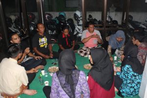 DISKUSI warga Desa Kedungasari bersama mahasiswa KKN seusai acara sosialisasi sawah tadah hujan pada Kamis (16/8). (Foto: Istimewa)