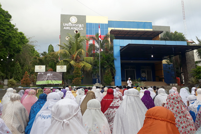 KEGIATAN ceramah seusai pelaksanaan sholat Idul Adha 1439 H di Halaman Kampus PSDKU UNAIR Banyuwangi pada Rabu (22/8). (Foto: Dokumentasi panitia)