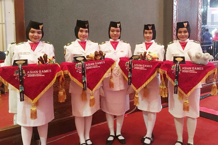 EVI Lutfiani Khoiriyah (dua dari kanan), mahasiswa Program Studi Kesehatan Masyarakat PSDKU Universitas Airlangga di Banyuwangi, yang terpilih jadi medal/victory ceremony (MC) dalam ASIAN GAMES XVIII 2018 di Jakarta. (Foto: Istimewa)