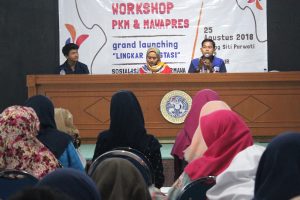 (DARI Kiri) Fitra Riyanto, Eka Nurul Farida, dan M. Wahyu Syifa’ul Mubarok dalam Grand Launching Komunitas Lingkar Prestasi sekaligus Workshop PKM dan Mawapres. (Foto: Istimewa)