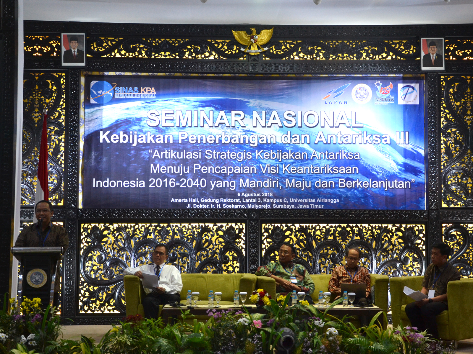 KEPALA LAPAN Prof. Dr. Thomas Djamaluddin saat memberikan paparan dalam Seminar Nasional Kebijakan Penerbangan dan Antariksa Ke-III, Senin (6/8). (Foto: Fariz Ilham Rosyidi)