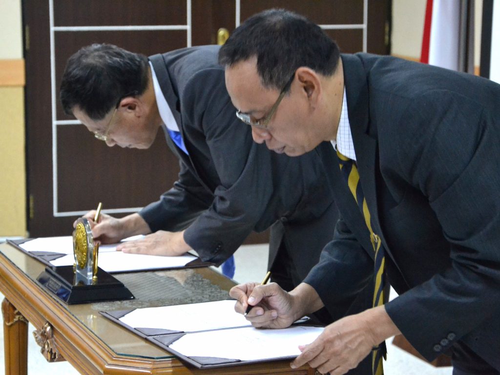 REKTOR Universitas Airlangga Prof. Dr. Mohammad Nasih, S.E., MT., Ak., CMA., dan President of National Taiwan Ocean University (NTOU) Prof. Ching-Fong Chang menandatangai nota kesepahaman kerja sama di di Ruang Sidang Pleno, Lantai 3, Gedung Rektorat pada Kamis (9/8). (Foto: Feri Fenoria Rifa’i)