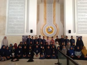PESERTA Dauroh Tahfidz berfoto bersama Direktur Kemahasiswaan UNAIR Dr. M. Hadi Subhan, SH., MH., CN., Pembina UKMTQ, dan panitia. (Foto: Istimewa)