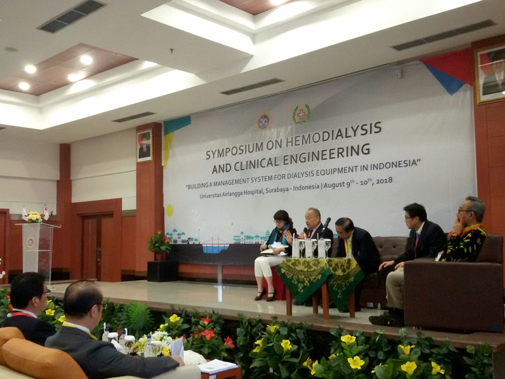 SALAH seorang pembicara dalam simposium hari pertama menanggapi pertanyaan salah satu peserta simposium. (Foto: Zanna Afia Deswari)