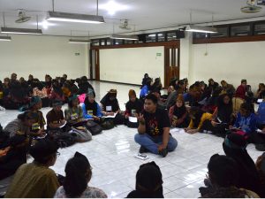 RIDHO (tengah) memimpin diskusi kritis soal ideologi Pancasila untuk mencegah tumbuhnya paham radikal kepada mahasiswa baru Fakultas Ilmu Budaya (FIB) UNAIR. (Foto: Fariz Ilham Rosyidi)