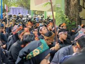 SEJUMLAH mahasiswa baru Fakultas Ilmu Budaya Universitas Airlangga mengikuti Bradanaya, bersatu dalam wahana budaya. (Foto: Panitia Bradanaya)