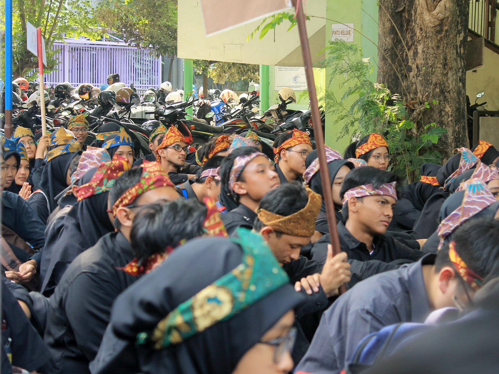 SEJUMLAH mahasiswa baru Fakultas Ilmu Budaya Universitas Airlangga mengikuti Bradanaya, bersatu dalam wahana budaya. (Foto: Panitia Bradanaya)