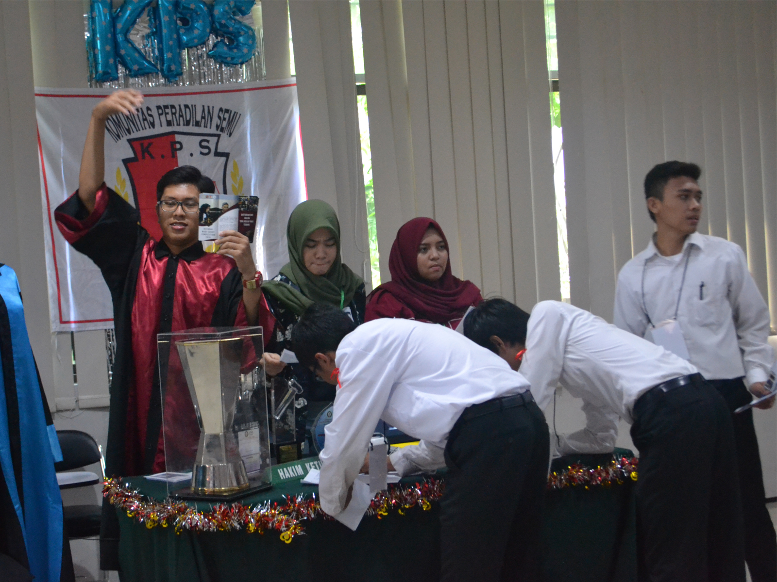 MAHASISWA baru saat melakukan pendaftaran di BSO Komunitas Peradilan Semu (KPS). (Foto: Istimewa)