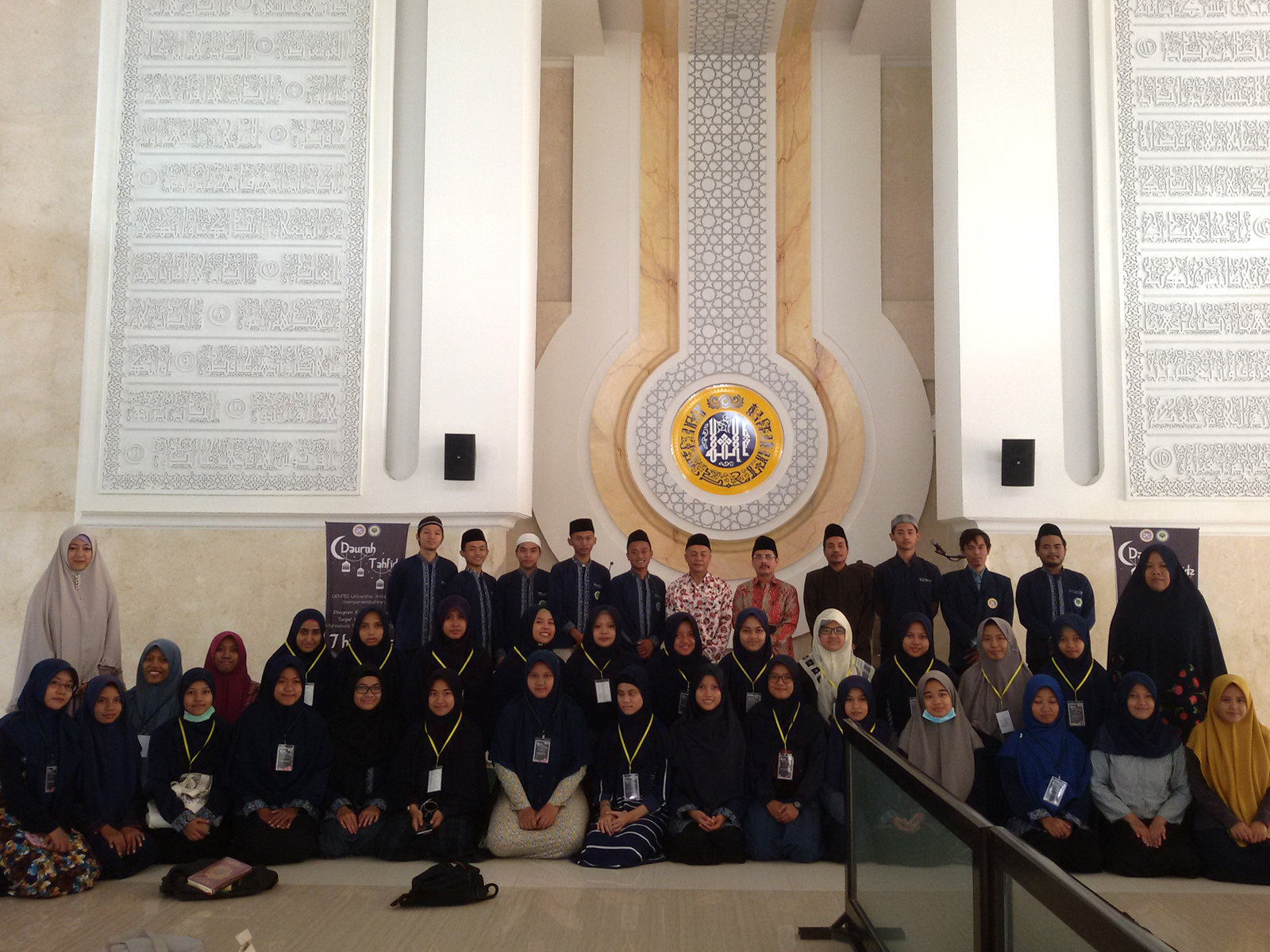 PESERTA Dauroh Tahfidz berfoto bersama Direktur Kemahasiswaan UNAIR Dr. M. Hadi Subhan, SH., MH., CN., Pembina UKMTQ, dan panitia. (Foto: Istimewa)