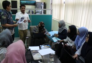 KETUA PIH Dr. Suko Widodo (kanan) bersama Alifian Sukma saat memberikan paparan kepada tim input sebelum melakukan update data di cyber campus Universitas Airlangga. (Foto: Feri Fenoria Rifa’i)