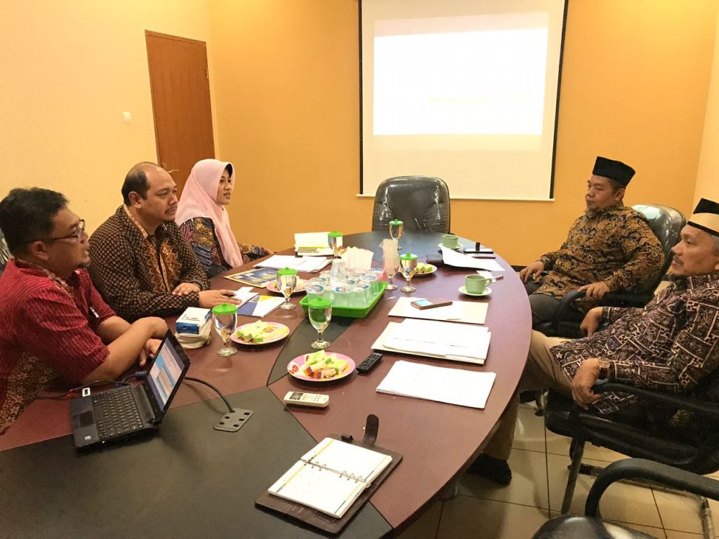 TIM Pusat Pengelolaan Dana Sosial (PUSPAS) UNAIR bertemu dengan pejabat Badan Wakaf Indonesia (BWI) di Jakarta pada Kamis (23/8) (Foto: PIH UNAIR)