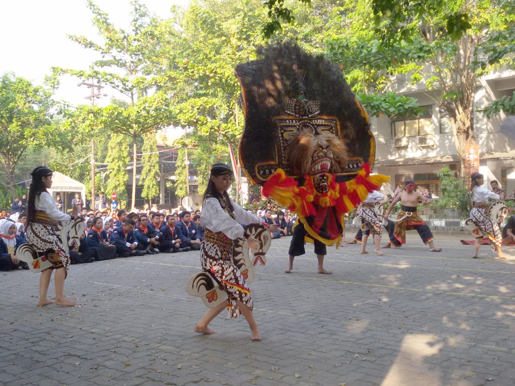 2. PENAMPILAN tari reog dari mahasiswa FISIP yang tergabung dalam komunitas pecinta seni Airlangga Taruna Budaya. (Foto: Istimewa)