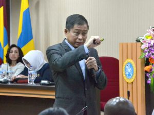 MENTERI Energi dan Sumber Daya Mineral (ESDM) Ignasius Jonan yang juga alumnus Universitas Airlangga memberikan kuliah tamu di Pascasarjana pada Rabu (8/8). (Foto: Feri Fenoria Rifa’i)