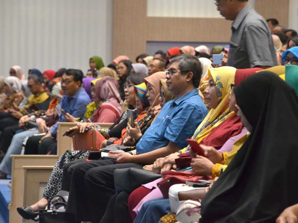 PARA orang tua tampak sangat antusias mendengarkan paparan dari sejumlah pejabat pimpinan UNAIR. (Foto: Feri Fenoria Rifa'i)