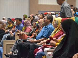 PARA orang tua tampak sangat antusias mendengarkan paparan dari sejumlah pejabat pimpinan UNAIR. (Foto: Feri Fenoria Rifa'i)