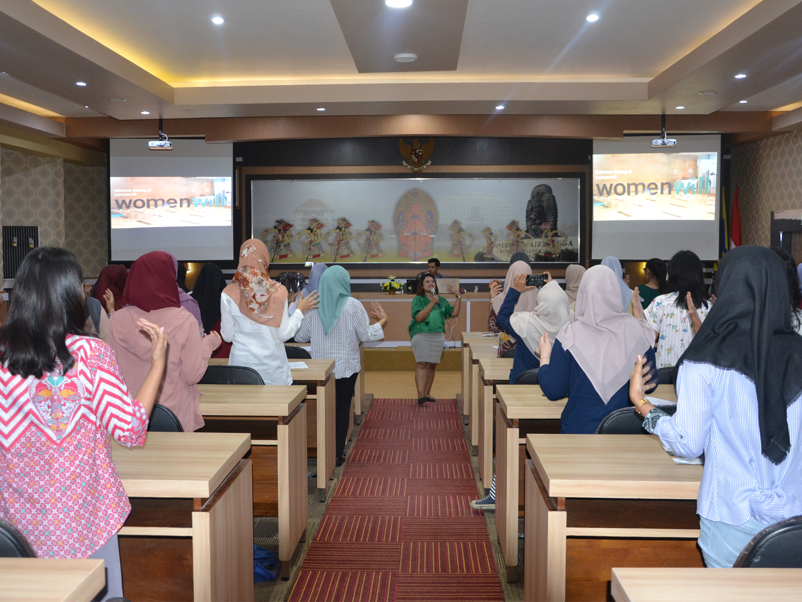 KESERUAN saat Pelatihan dan Sharing Womenwill di Ruang Parlinah, Perpustakaan Kampus B, UNAIR, pada Rabu (1/8). (Foto: Fariz Ilham Rosyidi)