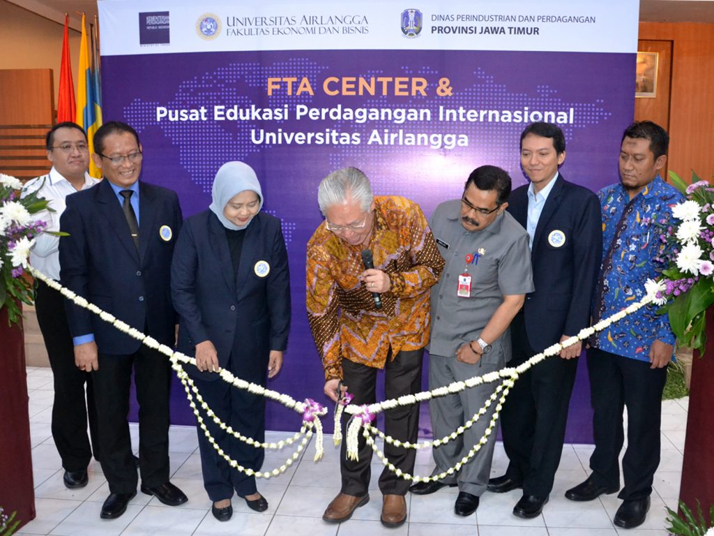 MENTERI Perdagangan Enggartiasto Lukita memotong pita sebagai penanda dibukanya FTA Center dan Pusat Edukasi Perdagangan Internasional Universitas Airlangga dengan didampingi jajaran pimpinan FEB UNAIR. (Foto: Feri Fenoria Rifa’i)