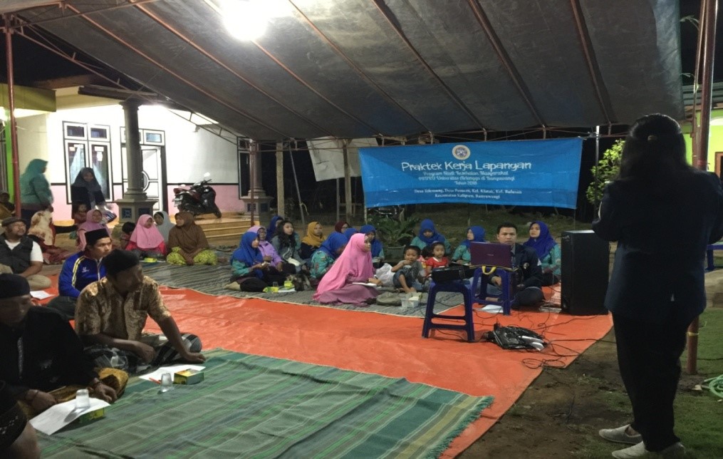 PENYULUHAN oleh mahasiswa FKM kepada masyarakat mengenai penyakit TBC. (Dok. Pribadi)